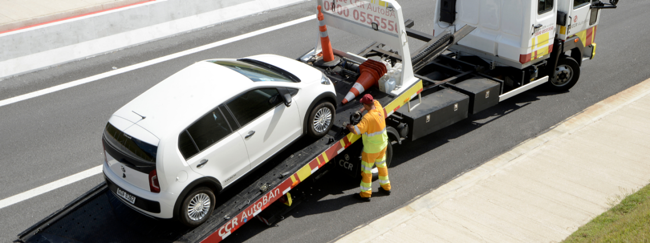 Equipe operacional da CCR AutoBAn caminhando em direção aos Veículos de atendimento