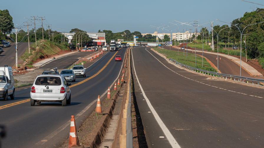 Construção de uma rodovia, evidenciando a duplicação da pista.