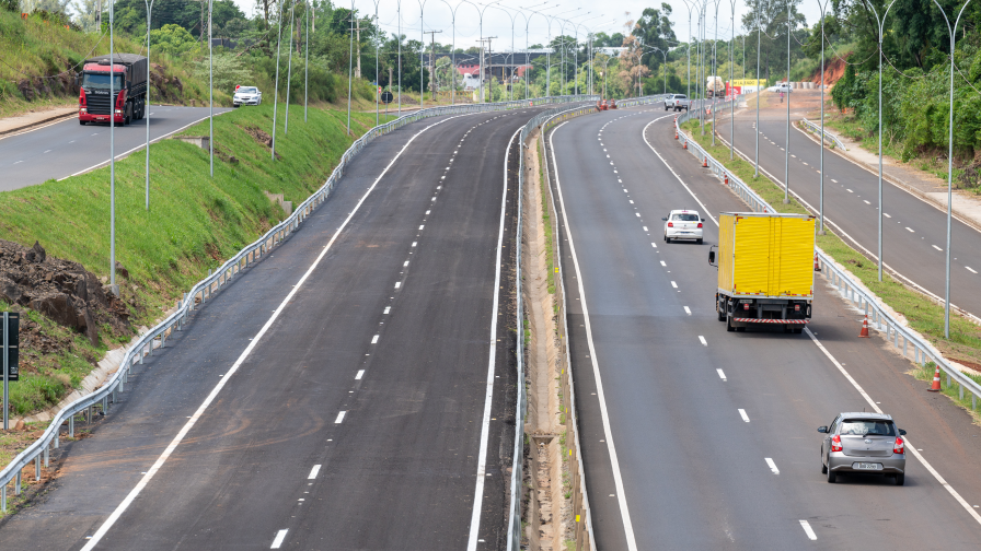 Construção de uma rodovia, evidenciando a duplicação da pista.