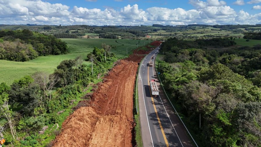 Perspectiva aérea de uma rodovia, com obras nas marginais