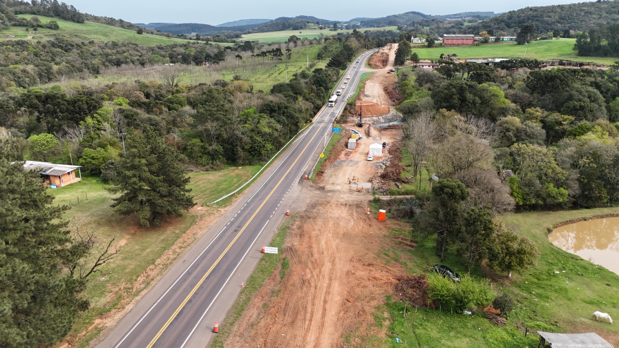 Perspectiva aérea de uma rodovia, com obras nas marginais