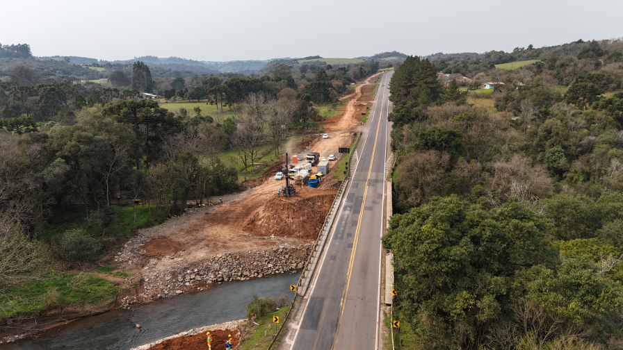 Perspectiva aérea de uma rodovia, com obras nas marginais