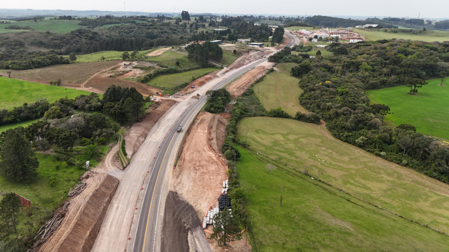 Perspectiva aérea de uma rodovia, com obras nas marginais
