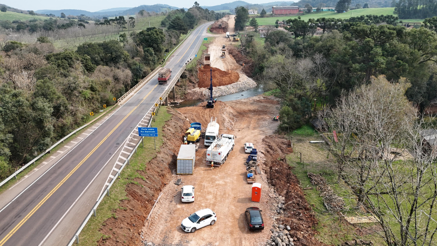Perspectiva aérea de uma rodovia, com obras nas marginais