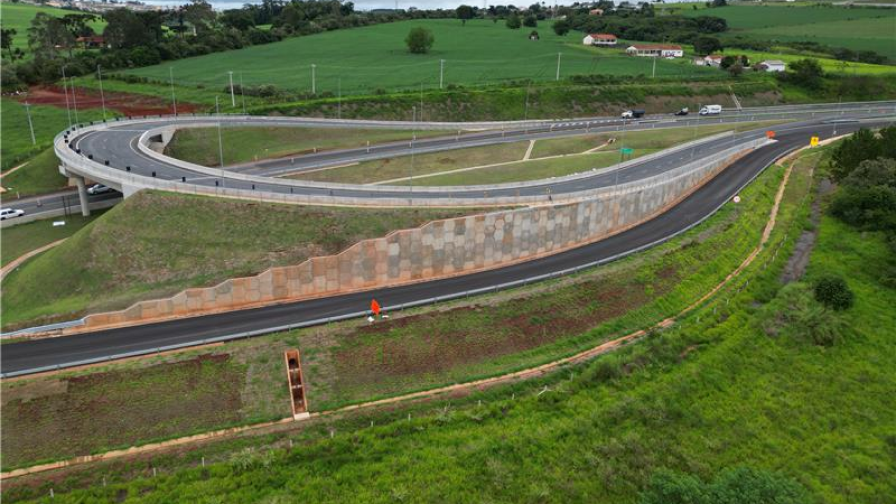 Perspectiva aérea de uma rodovia com destaque ao contorno viário, com veículos trafegando.