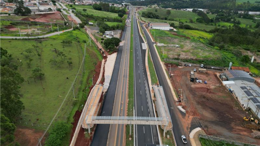 Perspectiva aérea de uma rodovia, com obras e a infraestrutura em desenvolvimento as margens da rodovia 