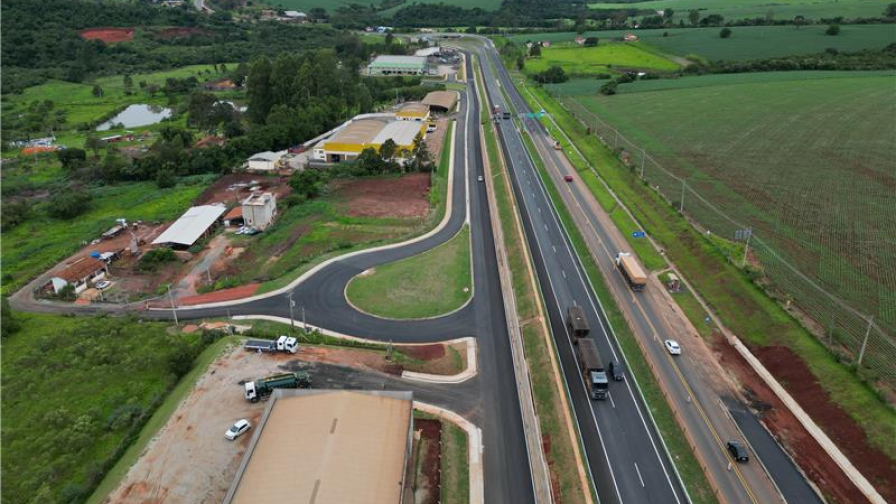 Perspectiva aérea de uma rodovia, com obras e a infraestrutura em desenvolvimento as margens da rodovia 
