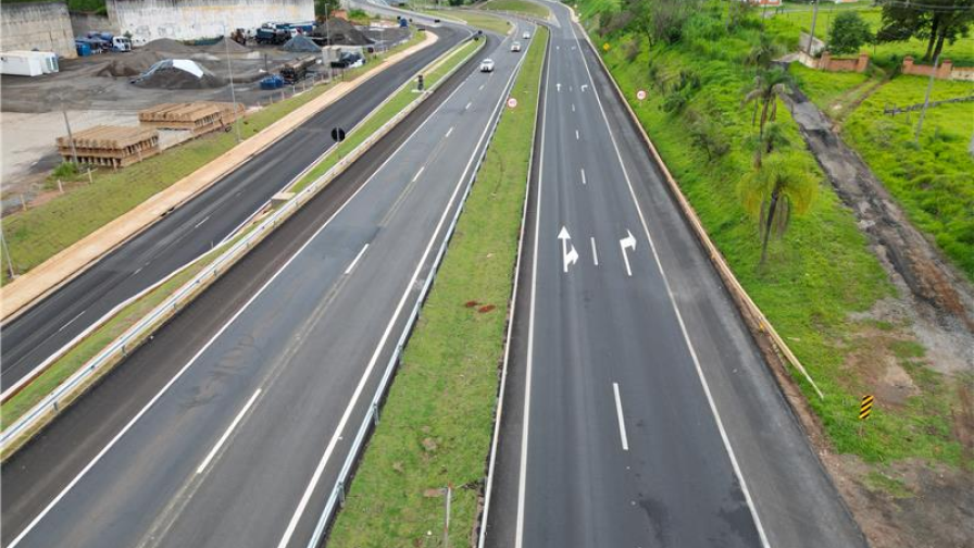 Perspectiva aérea de uma rodovia com pavimento novo.