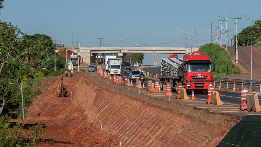 Construção de uma rodovia, com cones de transito marcando o inicio do canteiro de obras ao longo da marginal