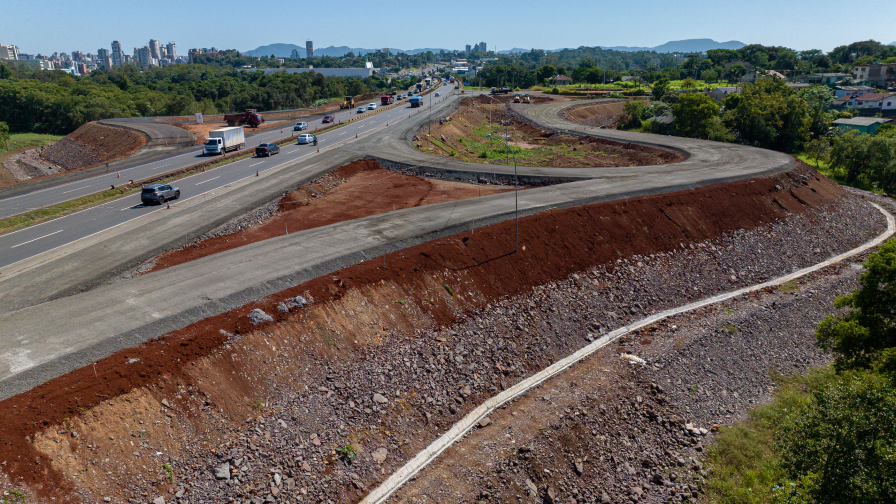 construção de novas pistas ao longo da rodovia