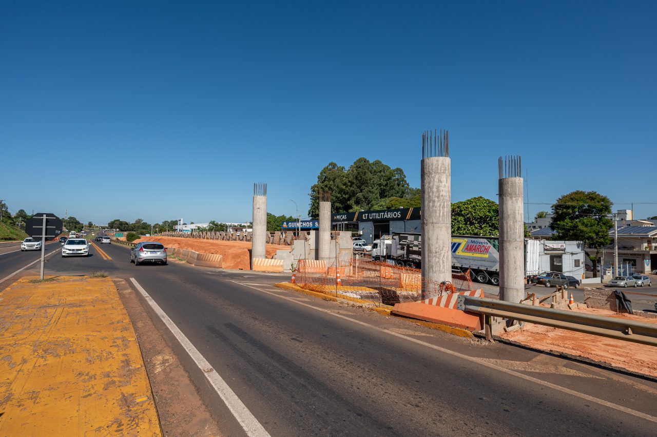Construção de uma rodovia, com cones de transito marcando o inicio das novas pistas