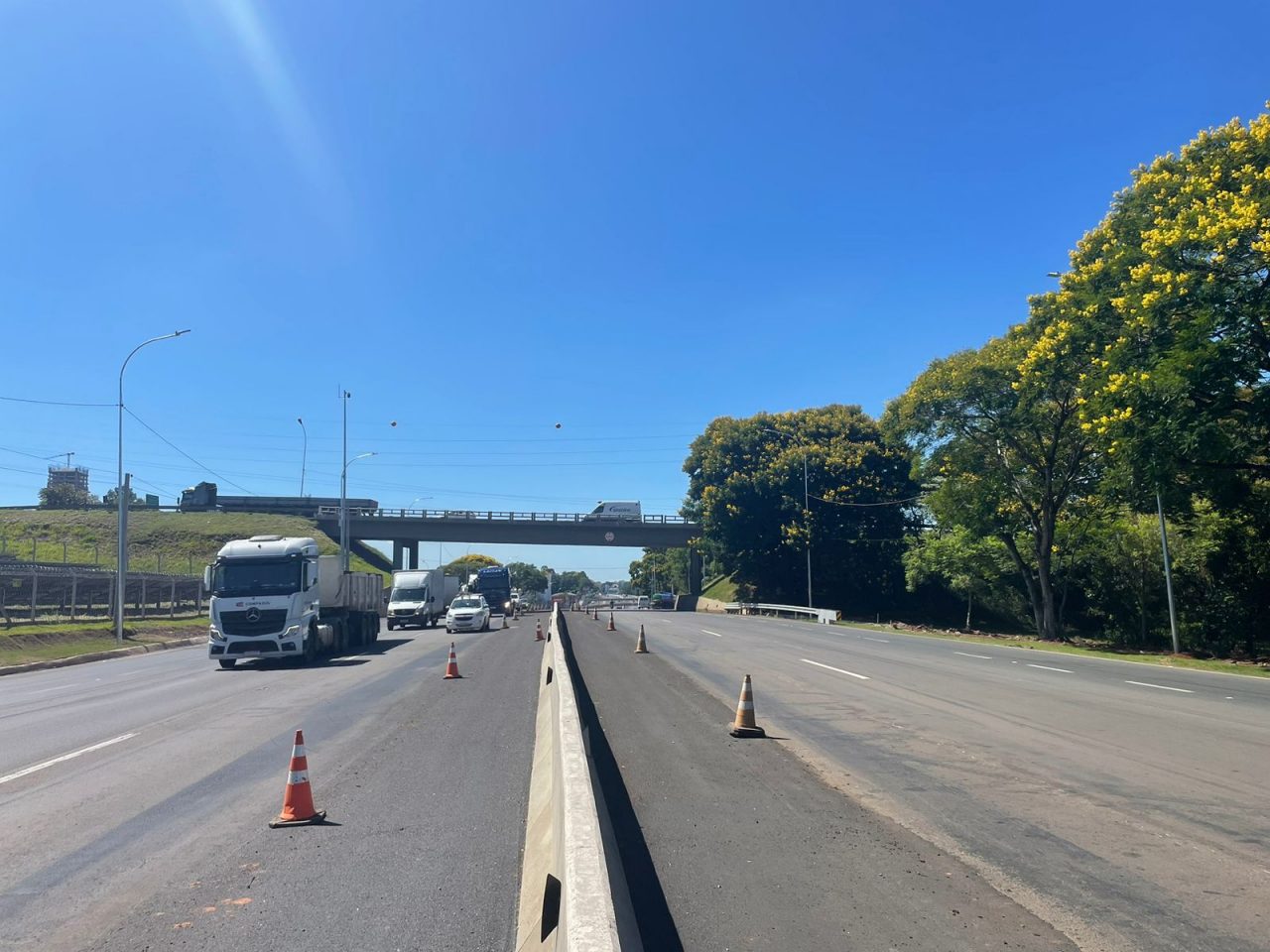 Construção de uma rodovia, com cones de transito marcando o inicio das novas pistas