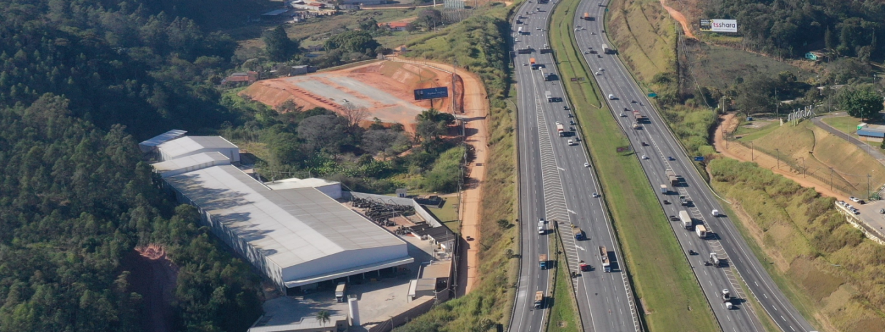 Construções lindeiras às margens de rodovia administrada pela CCR