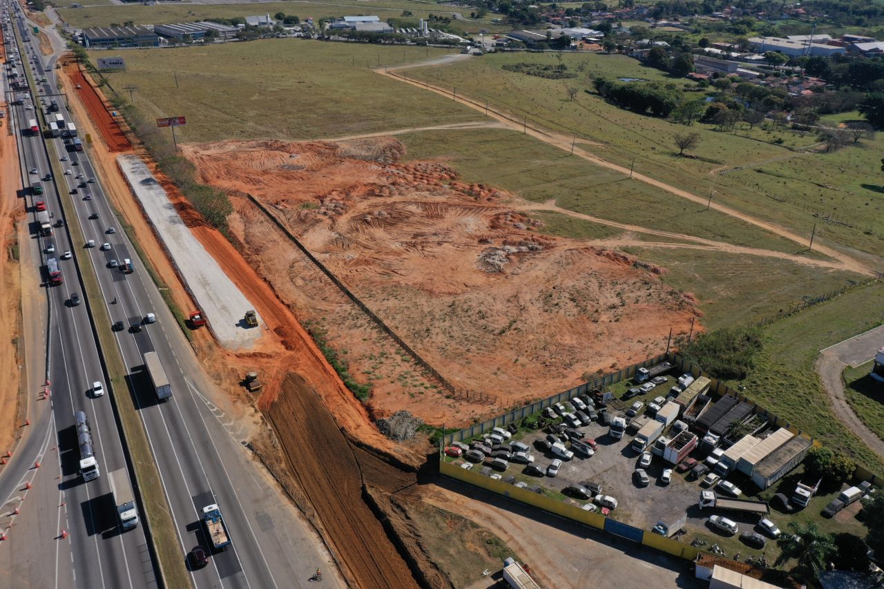 Construções lindeiras às margens de rodovia administrada pela CCR
