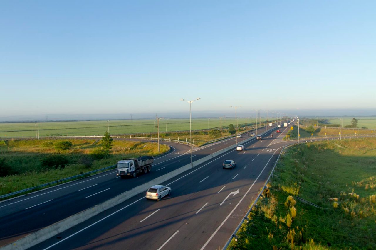 Rodovia de mão dupla administrada pela CCR Via Sul, com dois acessos viários, um em cada sentido