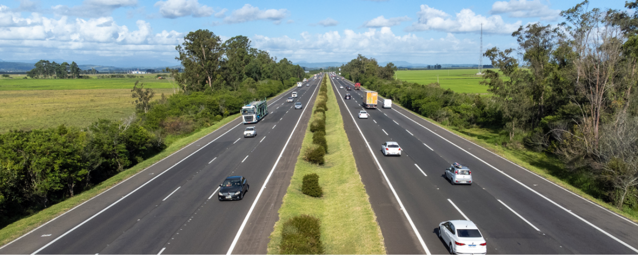 Carros transitando em uma rodovia de mão dupla nos dois sentidos da Via Sul.